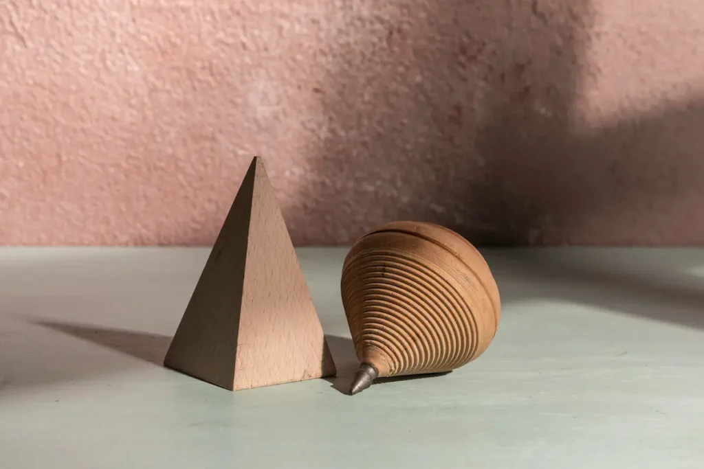Pyramide et toupie utilisées pour illustrer les séances d'Harmonisation Globale proposées par Véronique Ferant dans son cabinet de soins énergétiques à Vedène.