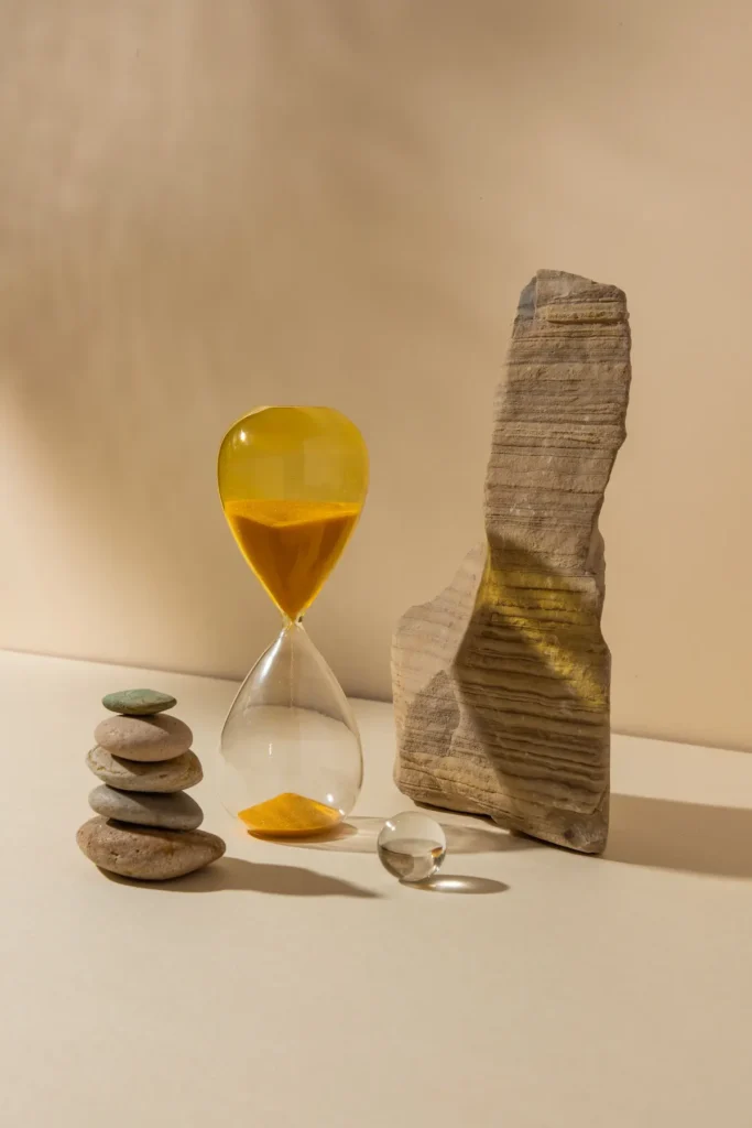 Sablier et boule de cristal illustrant la Méthode Stilbil (EMDR) proposée par Véronique Ferant dans son cabinet de soins énergétiques à Vedène.