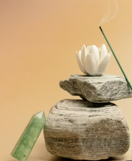 Lotus blanc et encens représentant un soin énergétique de guérisseur spirituel à Vedène.