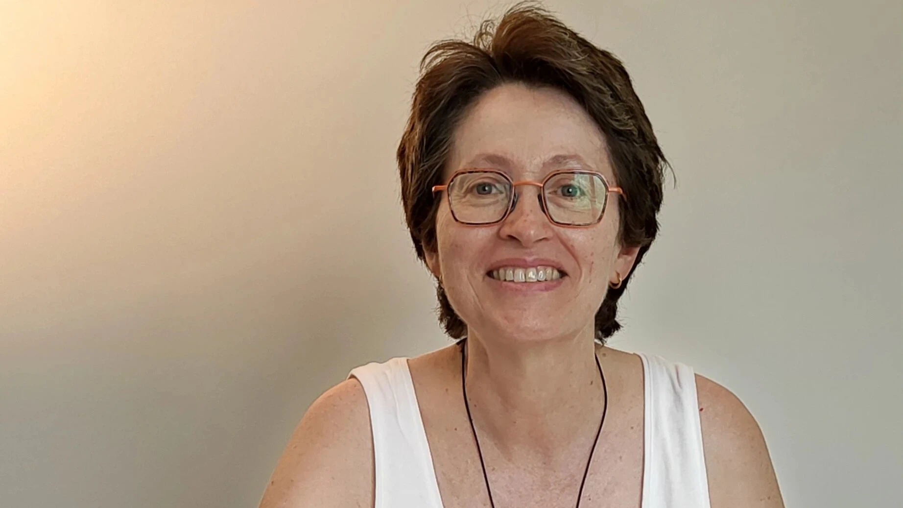 Portrait de Véronique Ferant dans son cabinet de soins énergétiques à Vedène.